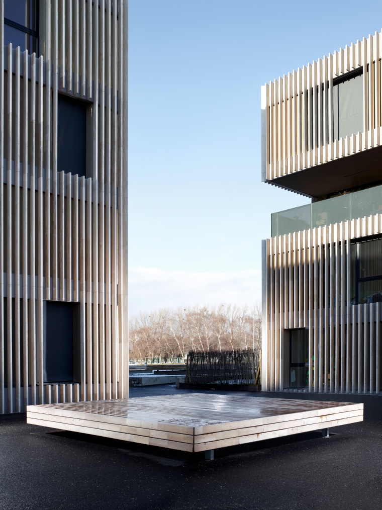 Détail des façades en lamelles de travertin FdMP architectes Group8